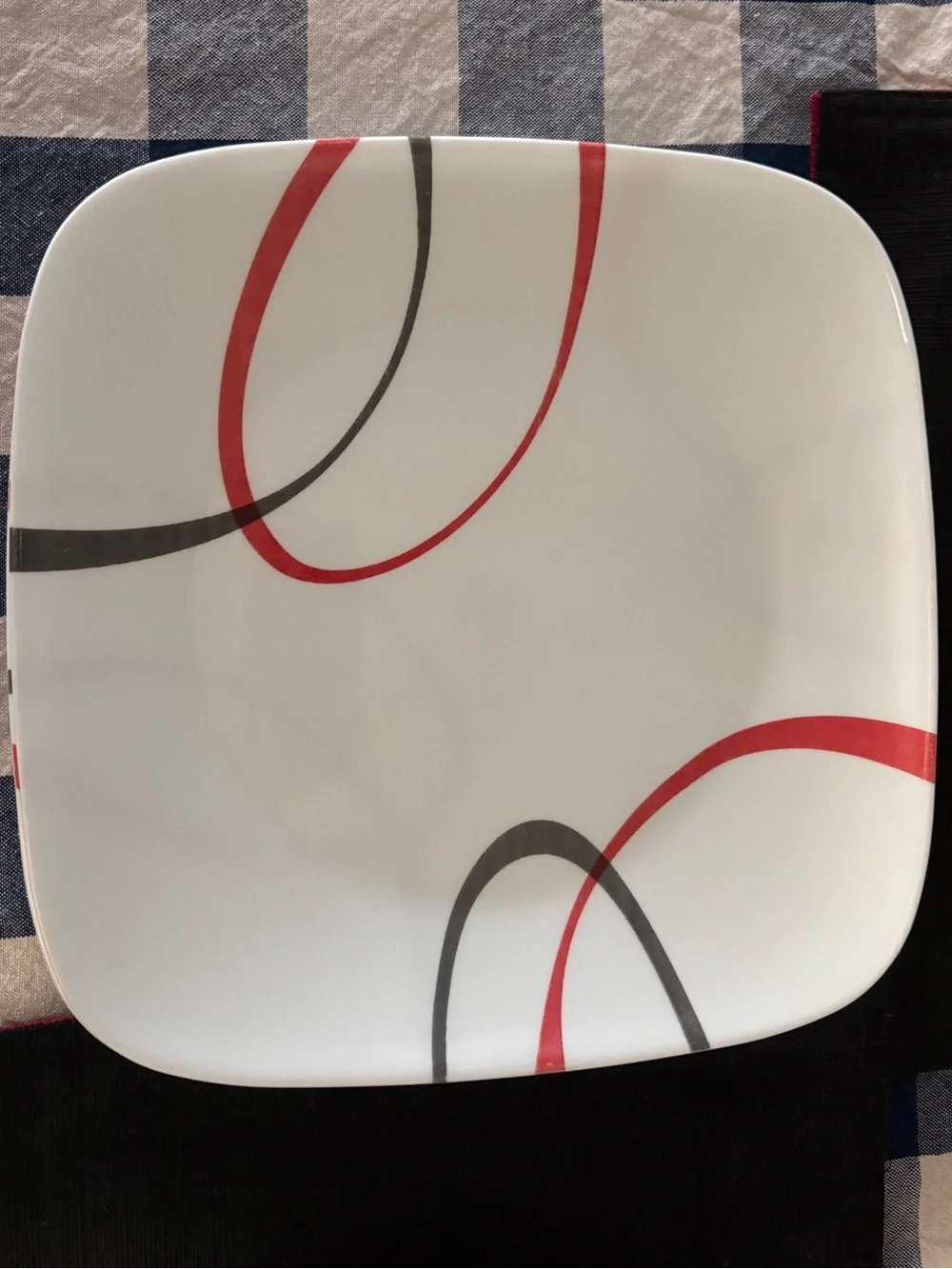 Corelle 3-pc dinner plate set.